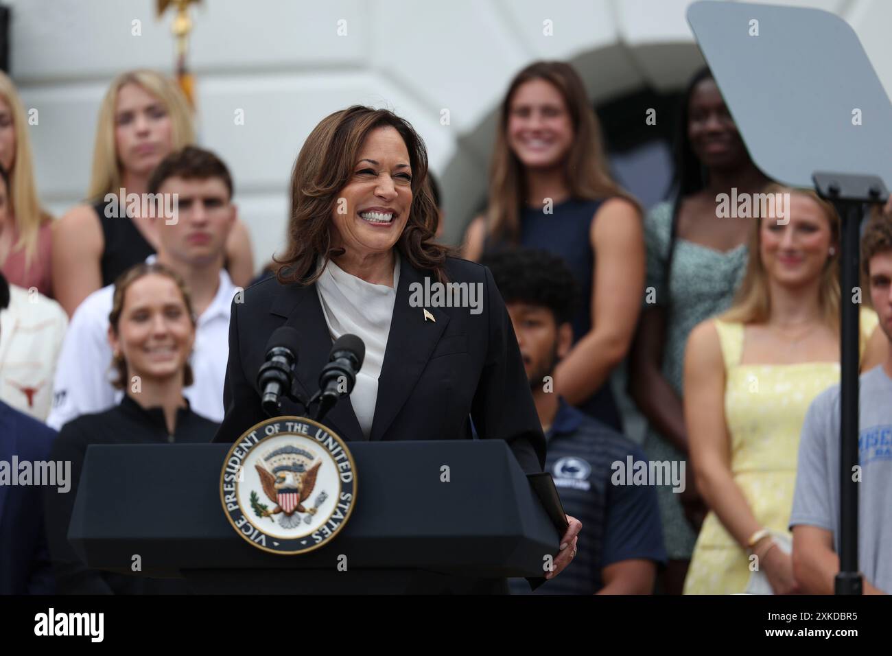 Le vice-président des États-Unis Kamala Harris fait des remarques lors d'un événement célébrant les équipes du Championnat NCAA 2023-2024 sur la pelouse sud de la Maison Blanche à Washington, DC, États-Unis, le lundi 22 juillet, 2024. la première tâche de la vice-présidente pour obtenir officiellement l'investiture présidentielle démocrate sera de corner ses anciens collègues du Congrès, nouvellement enhardies après une campagne de pression réussie pour forcer le chef de leur parti, Joe Biden, à se retirer du scrutin de 2024. Crédit : Ting Shen / Pool via CNP / MediaPunch Banque D'Images