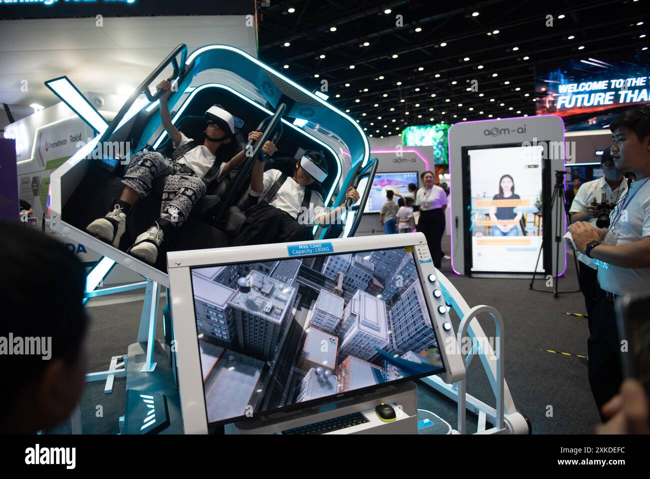 Bangkok, Thaïlande. 22 juillet 2024. Visiteurs de l'exposition 'Sci Power for future Thailand Fair' qui est un événement de promotion des connaissances Science et innovation au Queen Sirikit National Convention Center le 22 juillet 2024 à Bangkok, Thaïlande. (Photo de Teera Noisakran/Sipa USA) crédit : Sipa US/Alamy Live News Banque D'Images