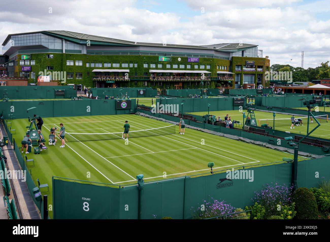 Vue générale des terrains en préparation aux Championnats 2024. Wimbledon Banque D'Images