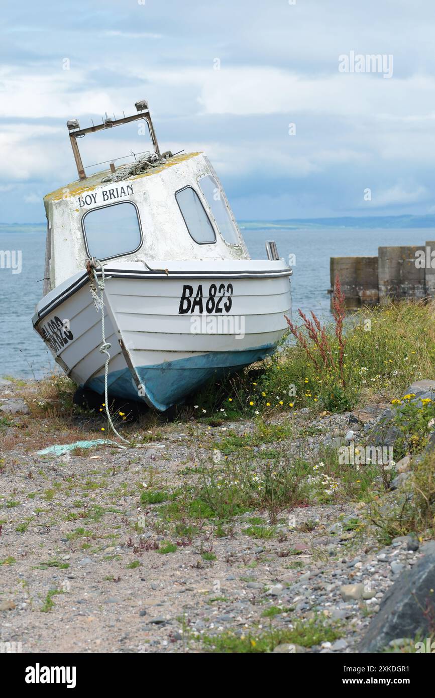 Drummore Galloway Écosse petit bateau de pêche local sur la plage en juillet 2024 Banque D'Images