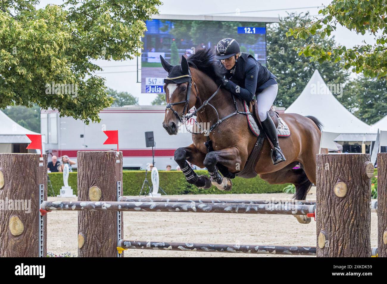 Veeningen, pays-Bas. 21 juillet 2024. VEENINGEN, PAYS-BAS - 21 JUILLET, Julia Houtzager-Kayser (AUT) pendant Jumping S21 Gemeente de Wolden Prize - Grand Prix (LR) CSI Zuidwolde 2024 au CH de Wolden 21 juillet 2024 à Veeningen, pays-Bas. (Photo de Jaap van der Pijll/Orange Pictures) crédit : Orange pics BV/Alamy Live News Banque D'Images