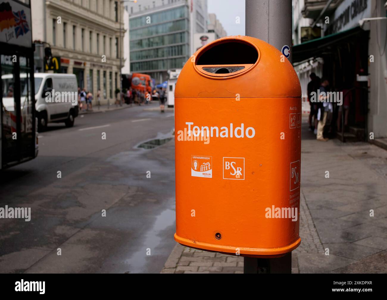 Berlin, Allemagne. 10 juillet 2024. 10.07.2024, Berlin. 'Tonnaldo' est écrit sur une poubelle appartenant aux services municipaux de nettoyage de Berlin (BSR), probablement en référence à la star du football portugais Ronaldo. La photo a été prise lors des Championnats d'Europe de football en Allemagne. Crédit : Wolfram Steinberg/dpa crédit : Wolfram Steinberg/dpa/Alamy Live News Banque D'Images