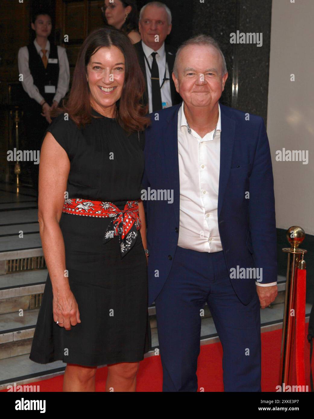 Londres, Royaume-Uni. Victoria Hislop et Ian Hislop chez Hello, Dolly! Soirée d'ouverture au London palladium. 18 juillet 2024. Ref:LMK11-S180724-001 Steve Bealing/Landmark Media WWW.LMKMEDIA.COM. Banque D'Images