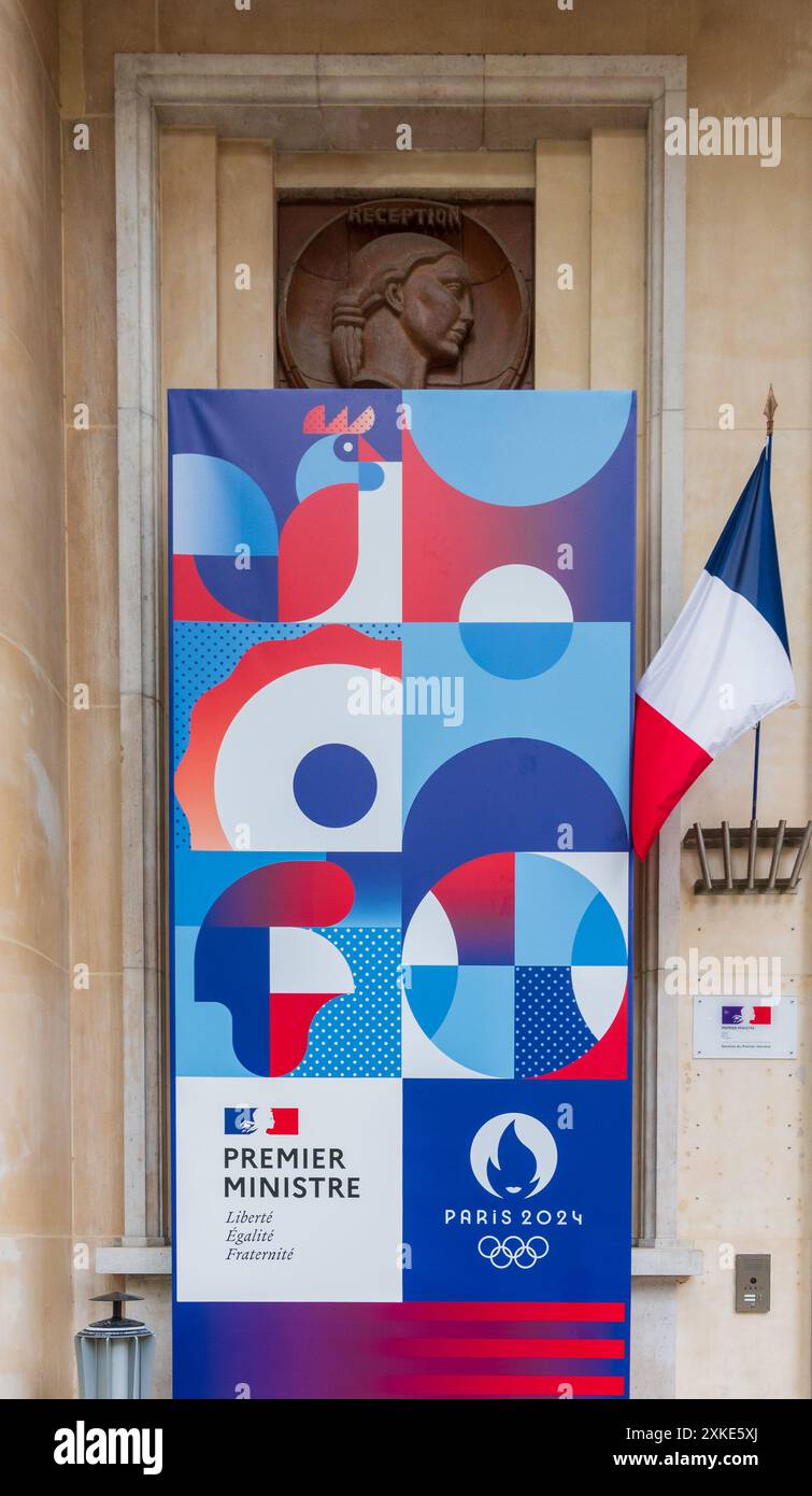 Paris, France - 07 22 2024 : entrée aux bureaux du premier ministre avec l'affiche des Jeux Olympiques de Paris 2024 Banque D'Images