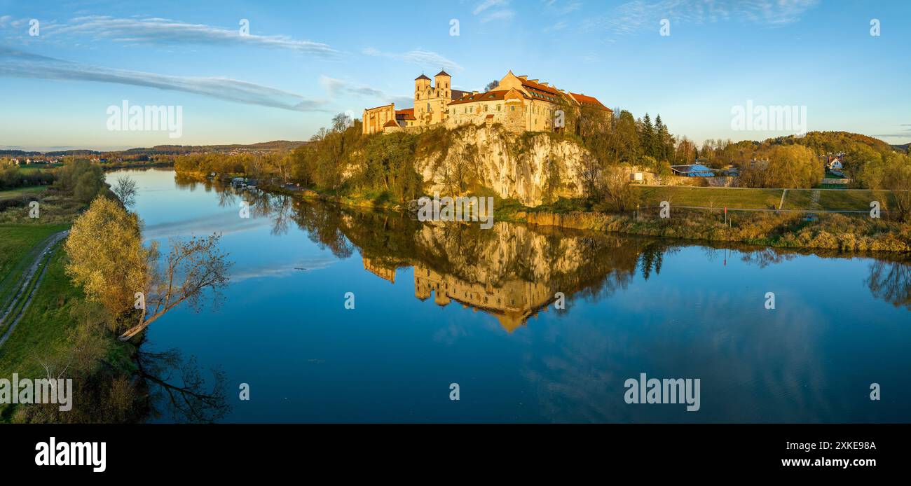 Tyniec près de Cracovie, Pologne. Abbaye bénédictine et monastère sur la falaise rocheuse et son reflet d'eau dans la rivière Vistule. Panorama aérien en automne Banque D'Images