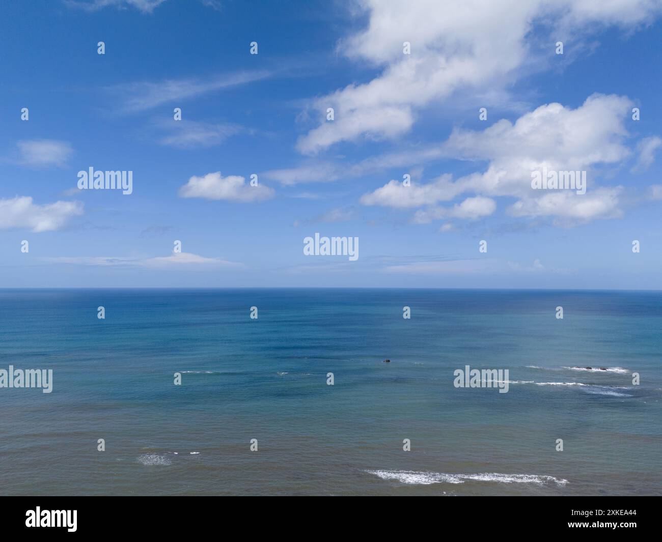 Surface bleue de l'océan sous le ciel avec des nuages blancs vue aérienne drone Banque D'Images