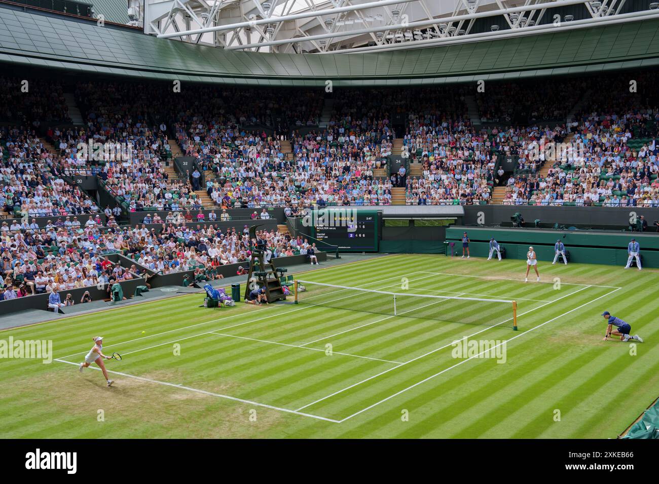 Une vue générale de No.1 court comme Katie Boulter (GBR) et Harriet Dart (GBR) aux Championnats 2024. Wimbledon Banque D'Images