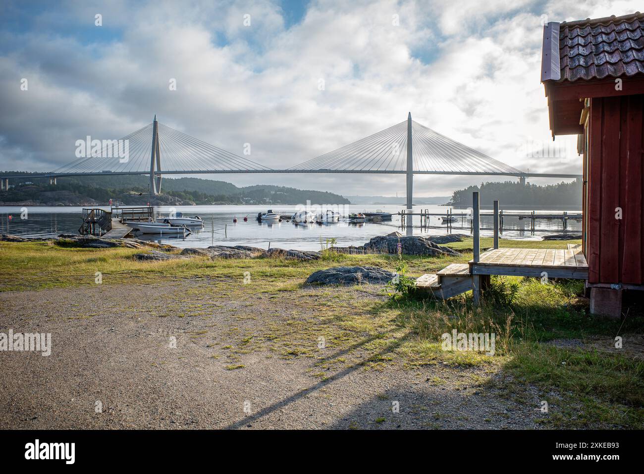 Le pont Uddevalla et Byfjorden un matin d'été à Bohuslän sur la côte ouest de la Suède. Byfjorden n'est pas un vrai fjord, mais plutôt un fjard. Banque D'Images