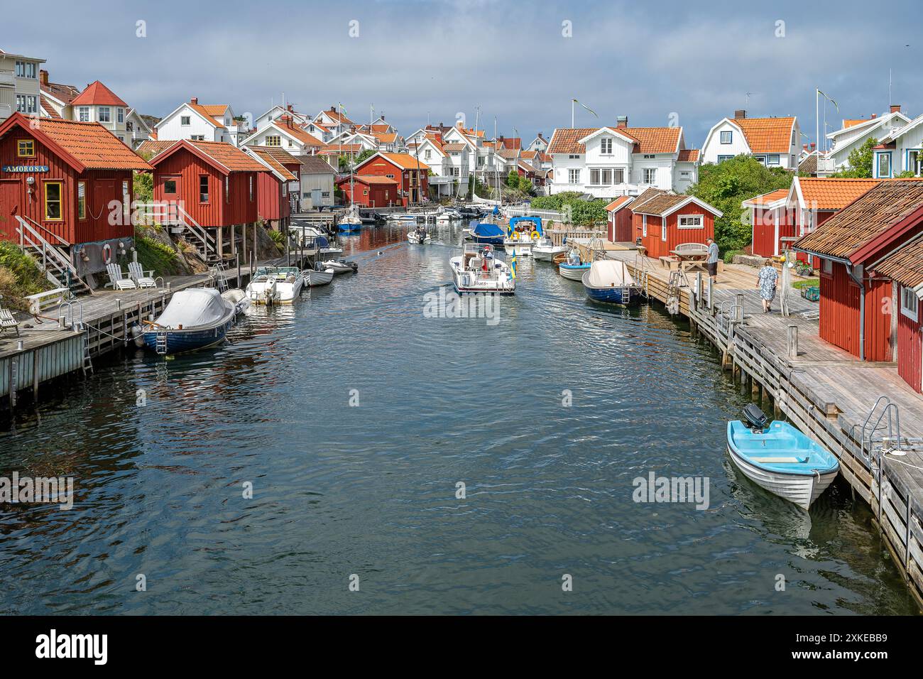 Grundsund canal à Grundsund, qui est un village de pêcheurs historique à Bohuslän sur la côte ouest suédoise datant du 17ème siècle. Banque D'Images