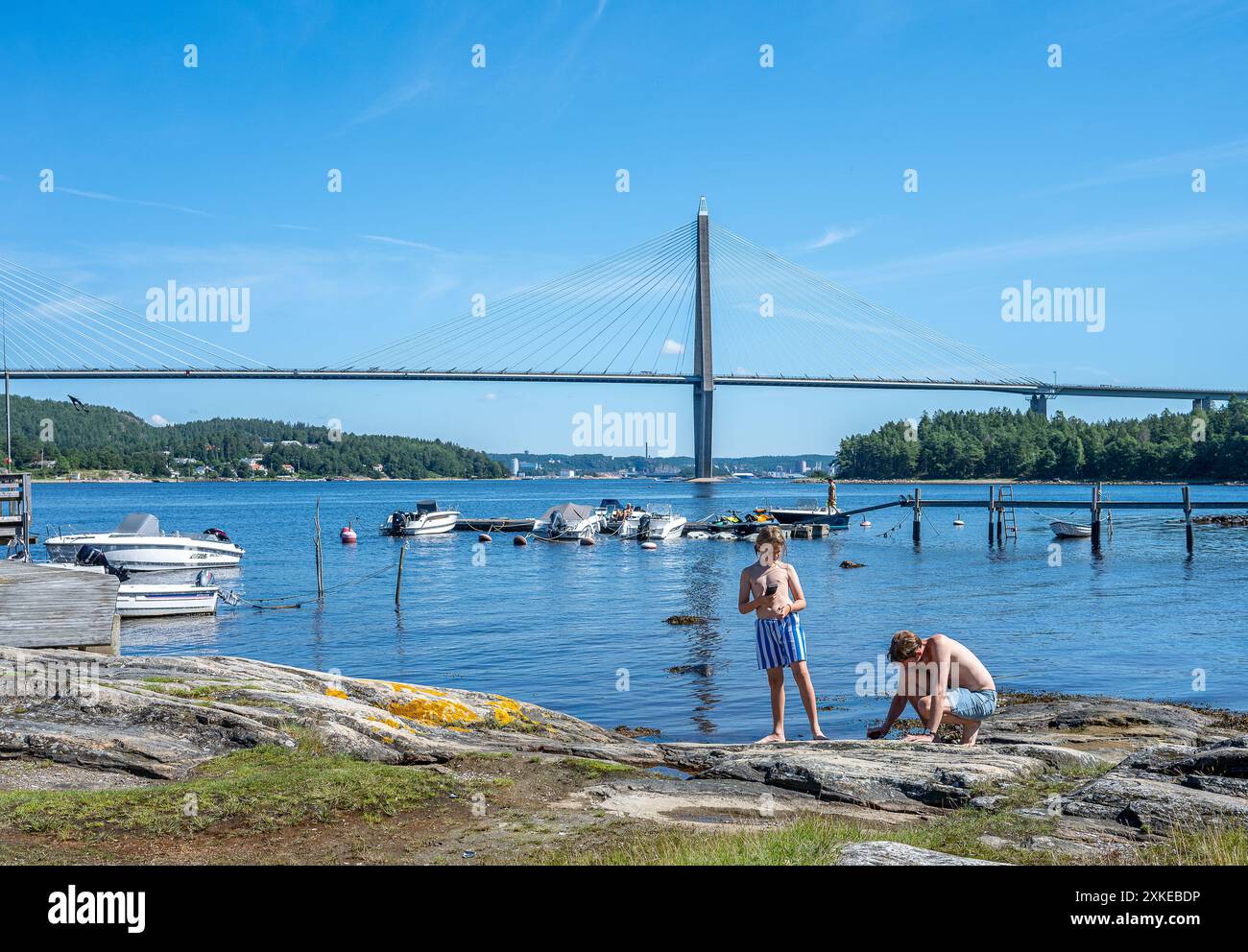 Les invités d'été profitent d'une journée à Byfjorden à Bohuslän sur la côte ouest de la Suède. Byfjorden n'est pas un vrai fjord, mais plutôt un fjard. Banque D'Images