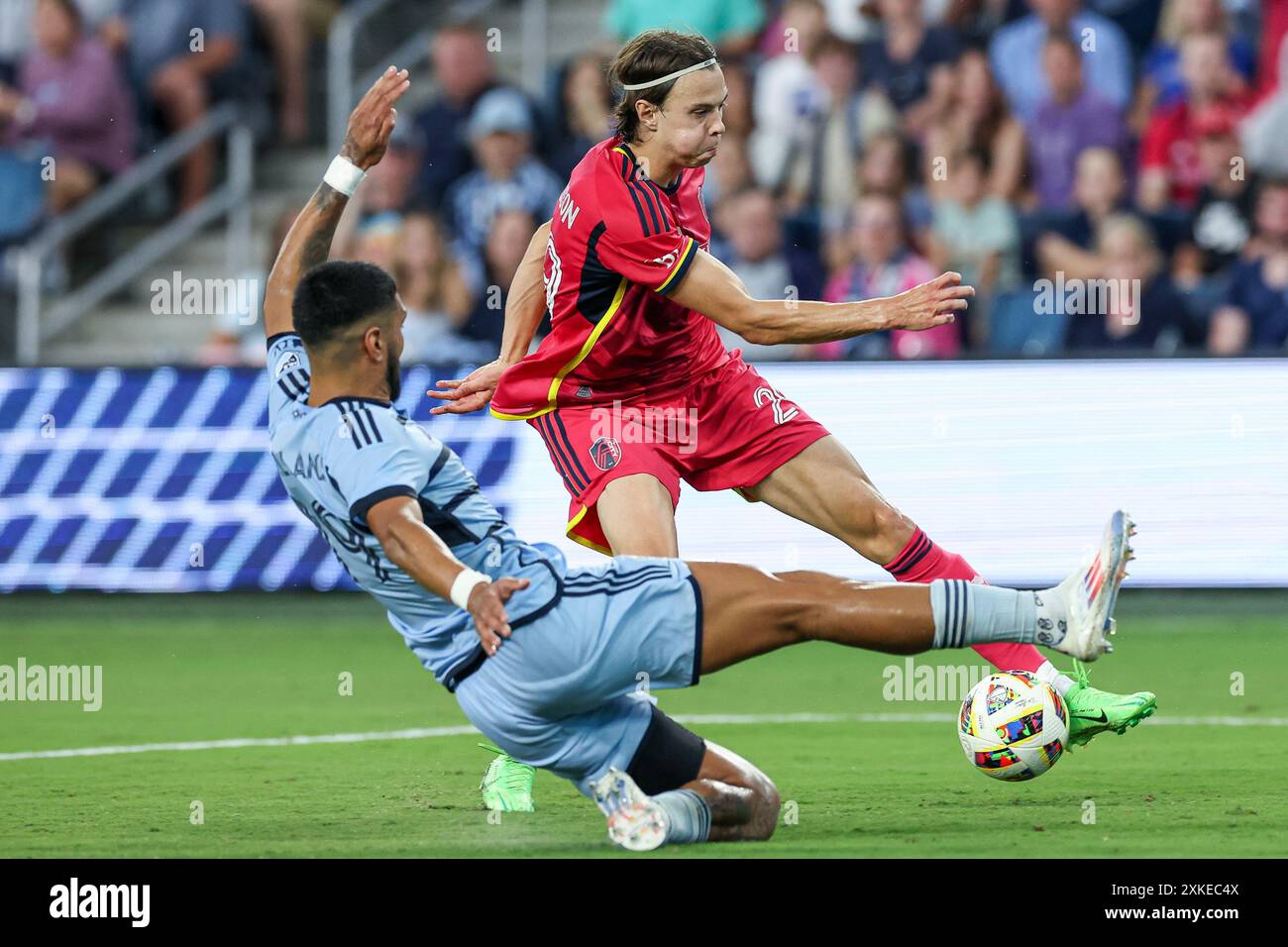 20 juillet 2024 : le défenseur du Sporting Kansas City Robert Castellanos (19 ans) tente de voler le ballon de l'attaquant Louis City SC Nokkvi Porisson (29 ans) au Childrens Mercy Park à Kansas City, KS. David Smith/CSM Banque D'Images