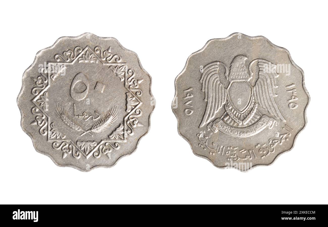 Photo isolée de 50 Libye 1975 dirham cuivre-nickel pièce de dinar libyen période 1971-2017 sur fond blanc. Banque D'Images