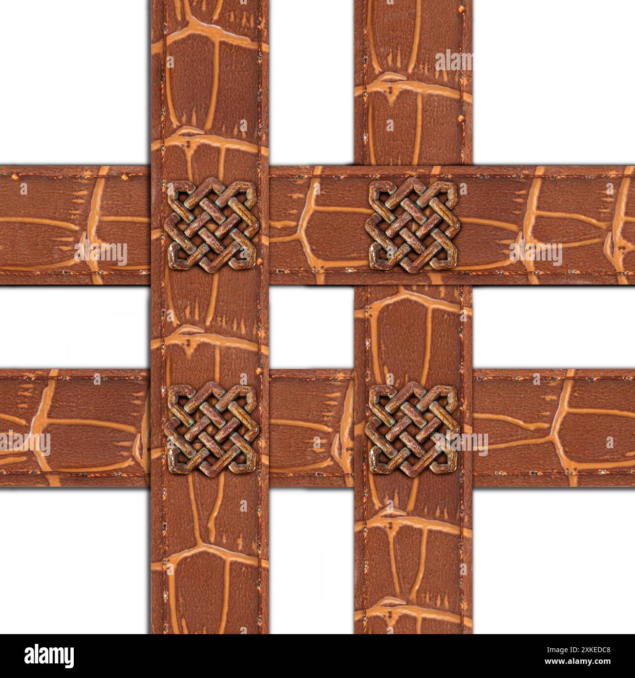 Photo isolée sans couture de maille de ceinture de couleur marron en cuir d'alligator avec motif d'ornements en métal celtique ou viking sur fond blanc. Banque D'Images