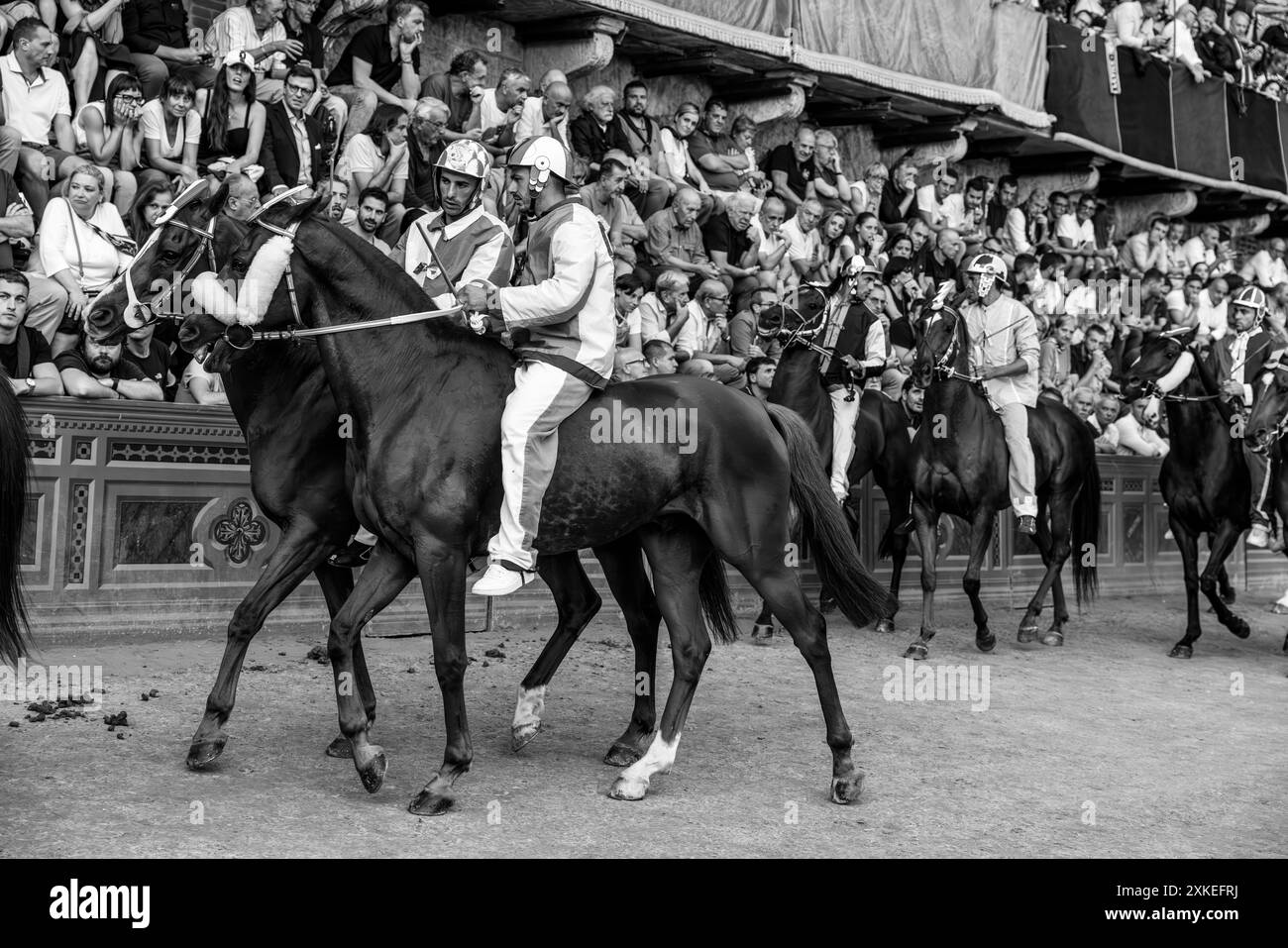 Les jockeys se dirigent vers la ligne de départ de la course de chevaux Palio qui durera environ 90 secondes. Le Palio, Sienne, Italie. Banque D'Images