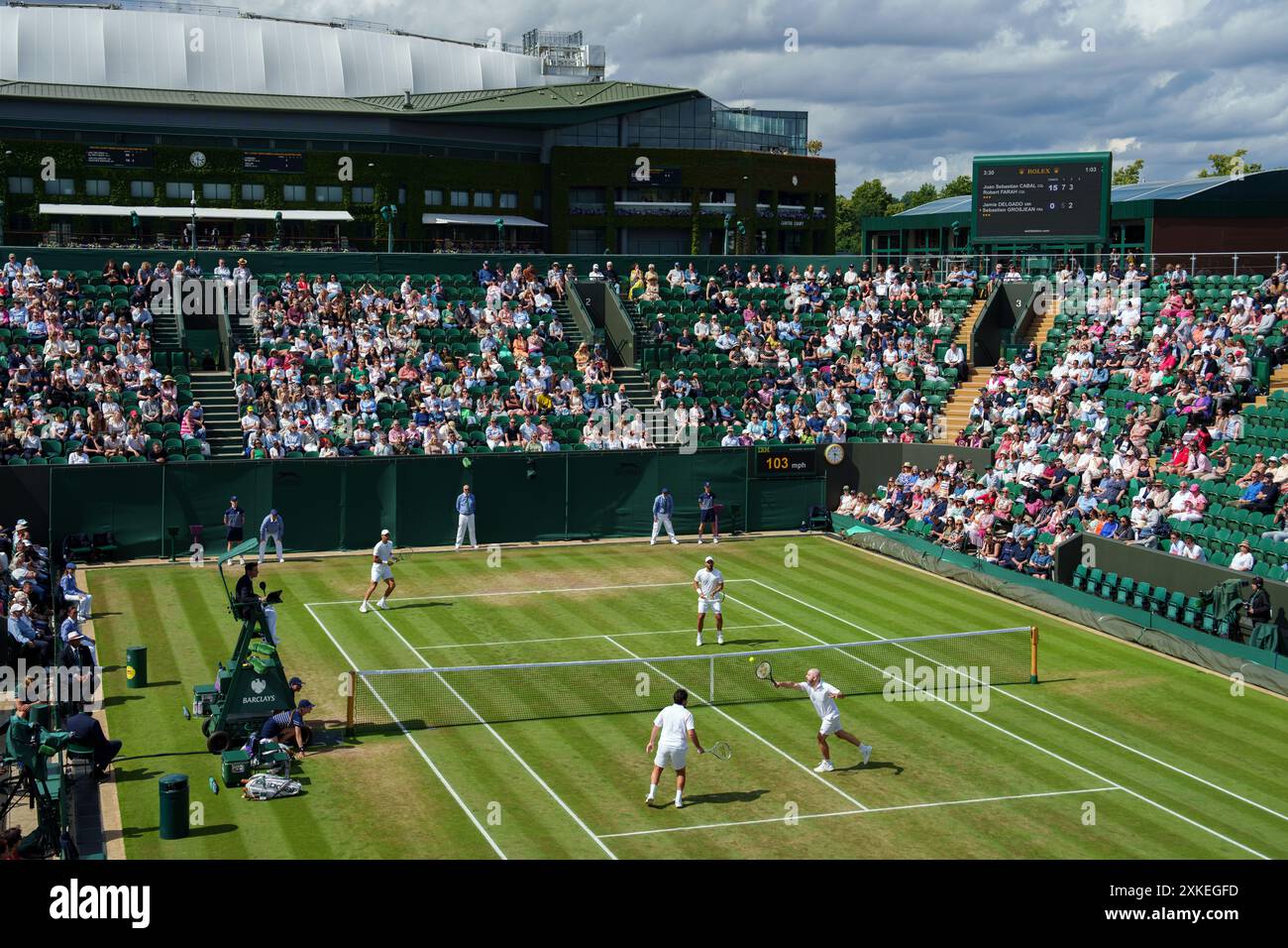 Vue d'ensemble de l'action sur le court No.2 avec le court central aux Championnats 2024. Wimbledon Banque D'Images