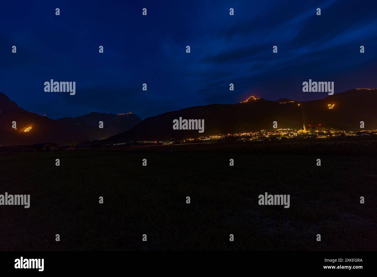 Feux de joie traditionnels pour le solstice d'été dans la Tiroler Zugspitz Arena autour du bassin Ehrwald Lermoos Biberwier Banque D'Images