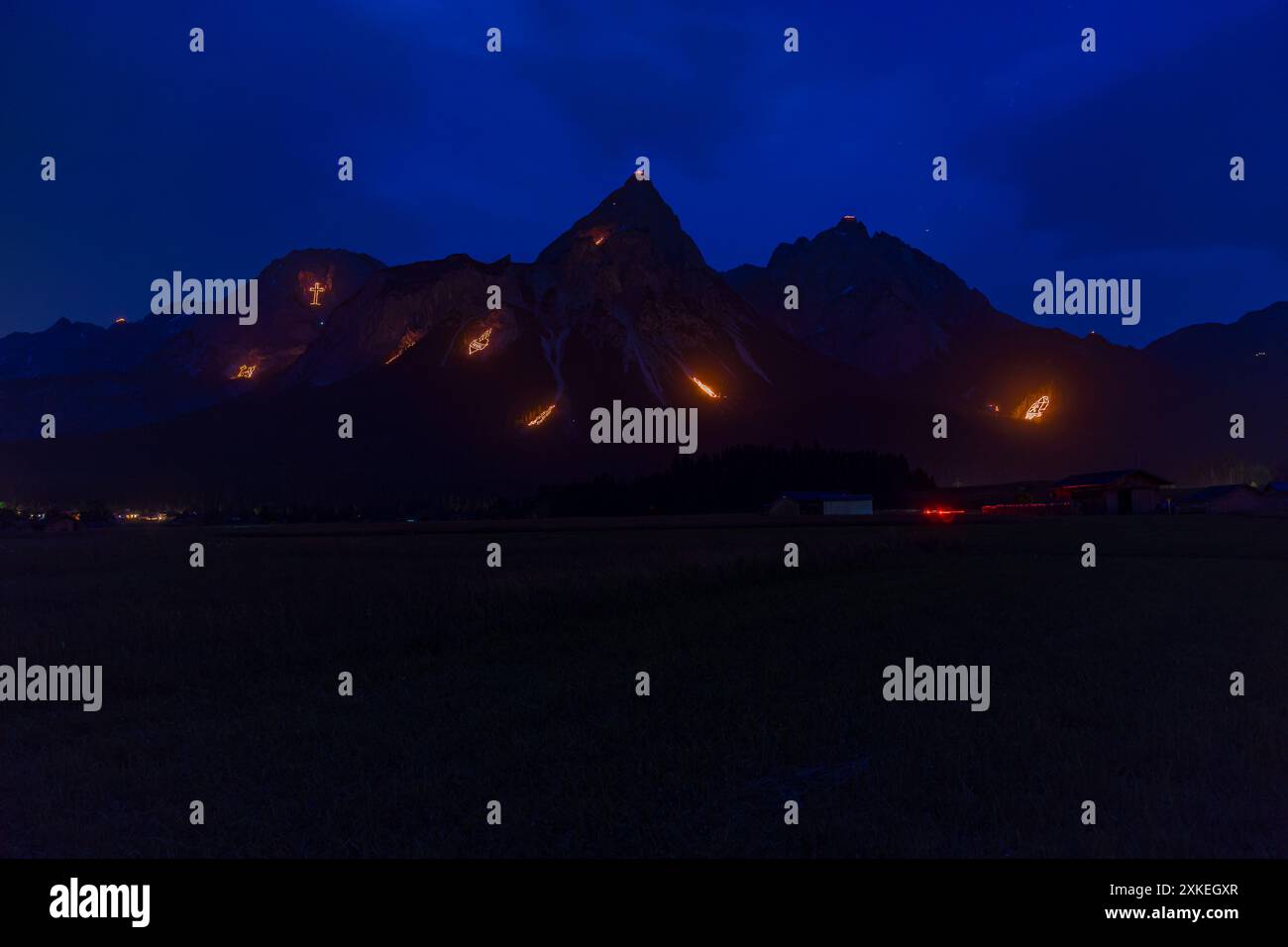 Feux de joie traditionnels pour le solstice d'été dans la Tiroler Zugspitz Arena autour du bassin Ehrwald Lermoos Biberwier Banque D'Images