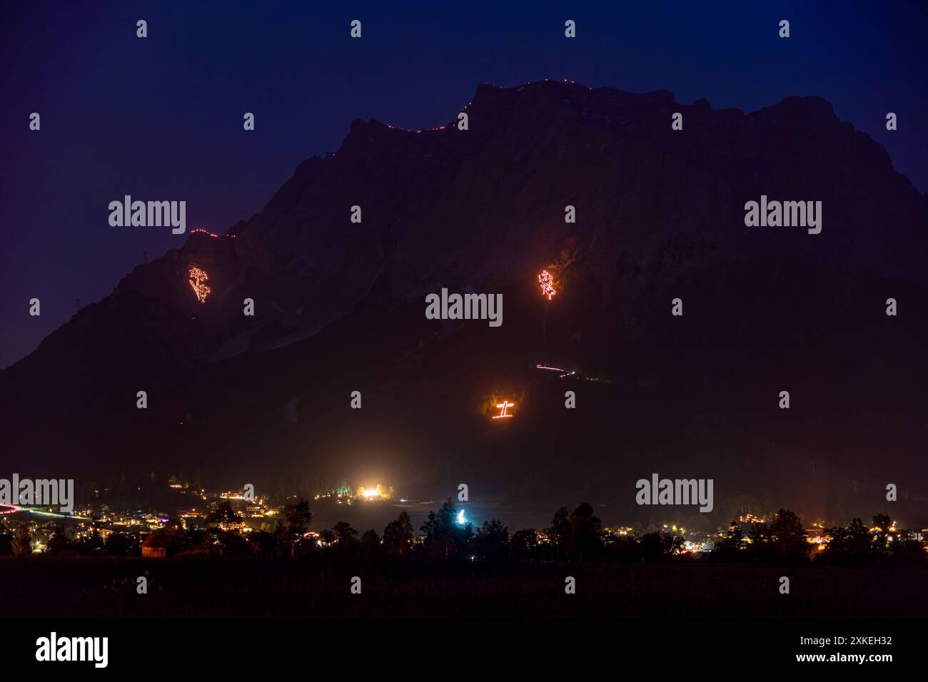 Feux de joie traditionnels pour le solstice d'été dans la Tiroler Zugspitz Arena autour du bassin Ehrwald Lermoos Biberwier Banque D'Images