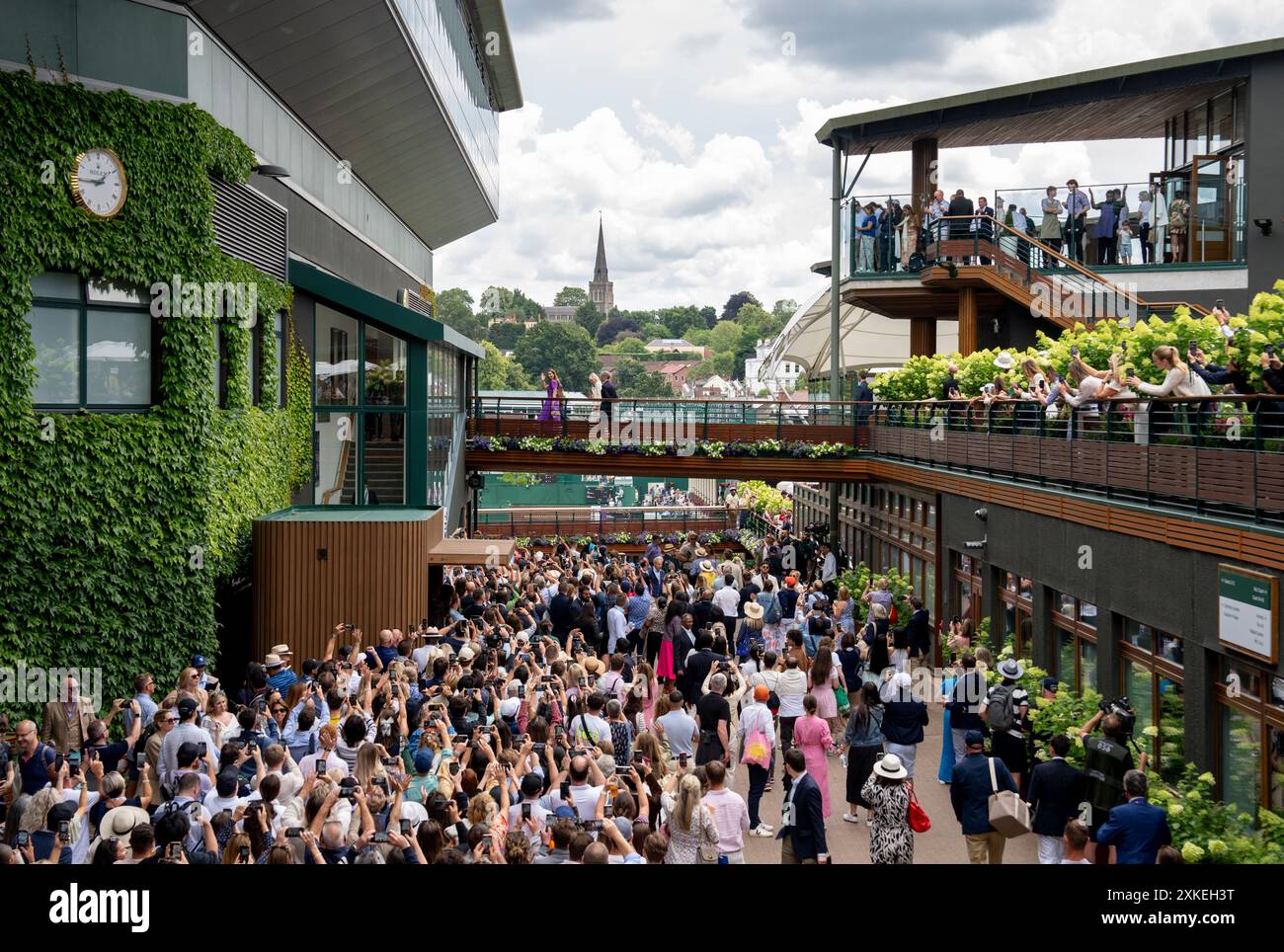 SAR la Princesse de Galles et la Princesse Charlotte accompagnées de Deborah Jevans CBE, présidente de l'AELTC, en prévision de la finale des Gentlemen's Singles à Wimbledon Banque D'Images