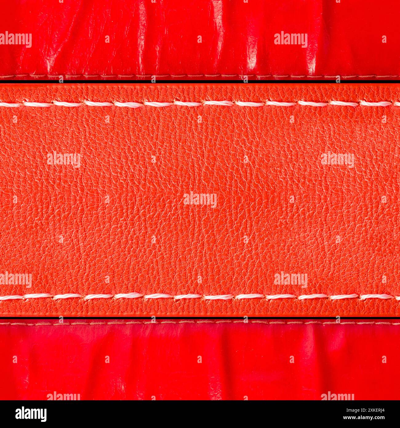Photo sans couture 4K photo texture de surface de matériau de ceinture en cuir poli de couleur rouge avec coutures. Banque D'Images