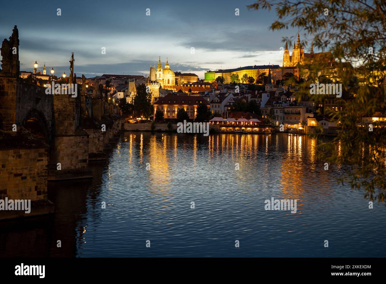 Château de Prague sur la rivière Vltava la nuit Banque D'Images