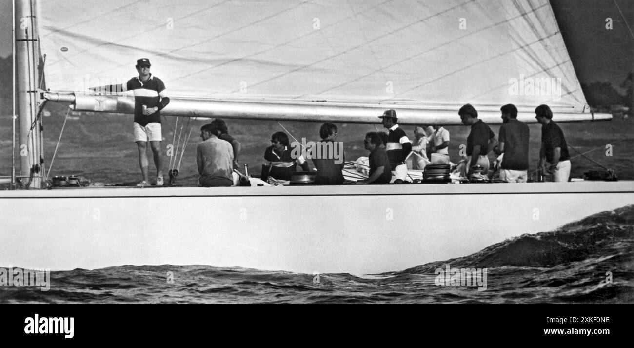 Newport, Rhode Island 1977. Ted Turner (troisième à partir de la droite) avec son équipage sur son yacht courageux après avoir remporté la course de la Coupe de l'America 1977. Banque D'Images