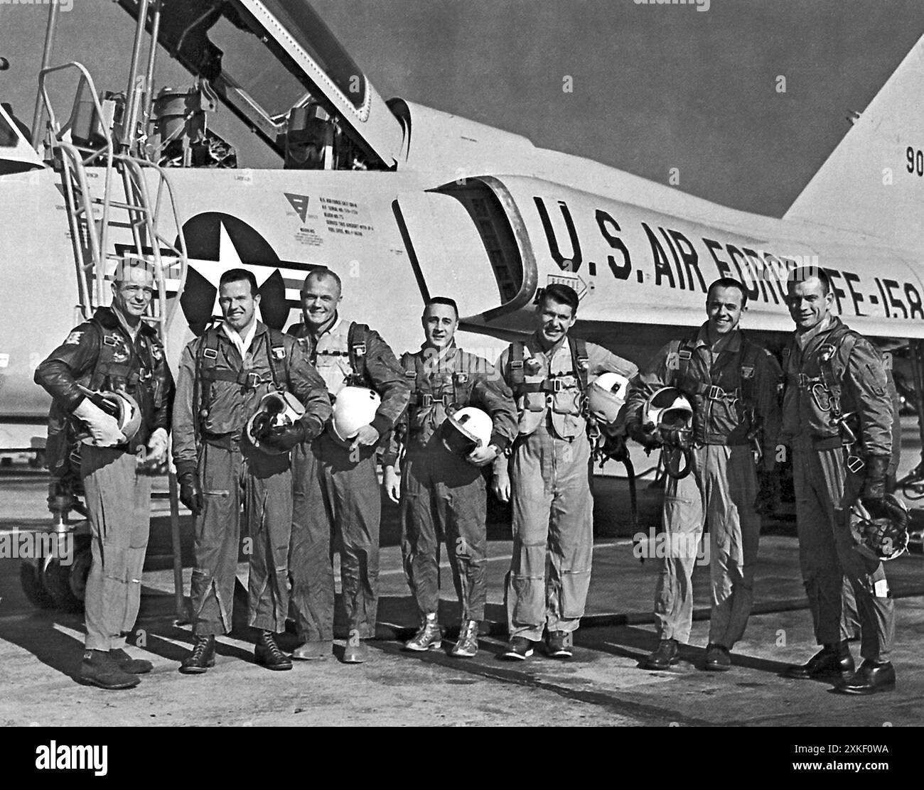 États-Unis c. 1960. Les sept premiers astronautes pour le projet Mercury devant un Jet de l'Air Force. Scott Carpenter, Gordon Cooper, John Glenn, Virgil Grissom, Walter Schirra, Alan Shepard et Donald Slayton. Banque D'Images