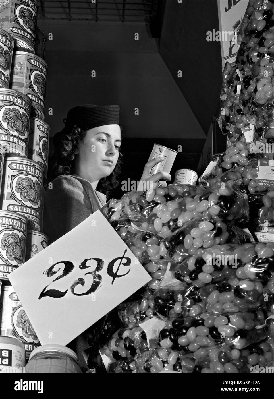 États-Unis février, 1942 Un mot du gouvernement conseillant aux consommateurs de ne pas laisser de jolies étiquettes sur les canettes les induire en erreur, mais d'apprendre la différence entre les grades et l'économie relative d'acheter des canettes plus grandes au lieu de petites. La loi sur les aliments purs exige des emballeurs qu'ils indiquent la quantité et la qualité exactes des produits en conserve, afin de profiter de cette information et d'acheter seulement après une inspection approfondie des étiquettes. Banque D'Images