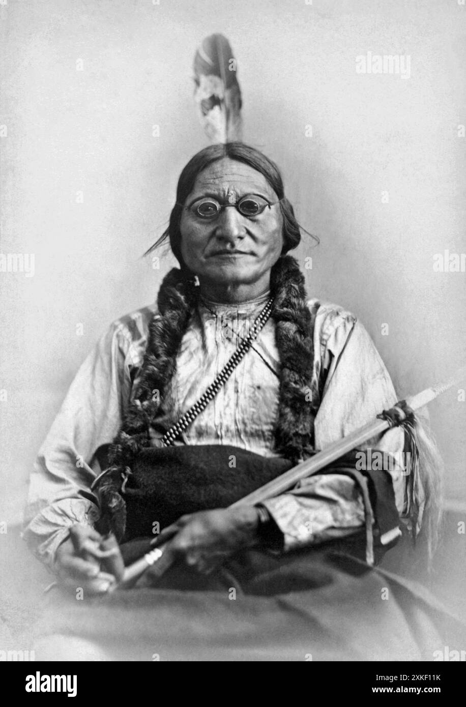 États-Unis 1881 Un portrait de studio de cartes de Hunkpapa Lakota leader Sitting Bull portant des lunettes. Banque D'Images