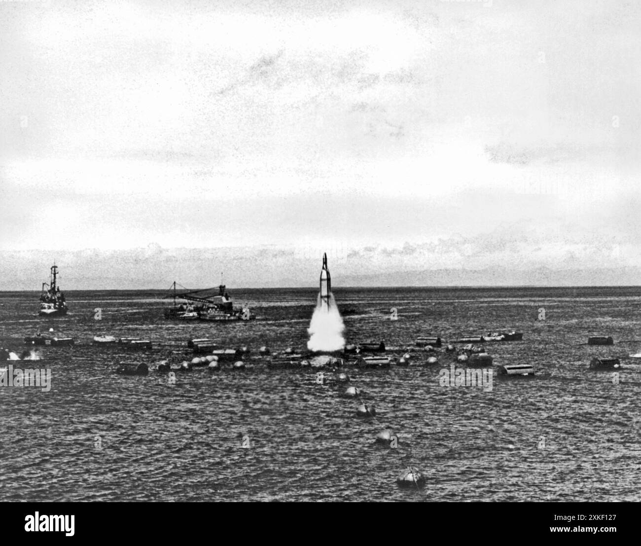 San Clemente Islands, Californie 11 avril 1958 dans une photo cinématographique de la Navy, un missile Polaris sort d'un tube stationnaire lors des essais de l'opération Pop-up au large du sud de la Californie. Lorsqu'il sera opérationnel, le Polaris sera utilisé avec les sous-marins balistiques de la flotte. Banque D'Images