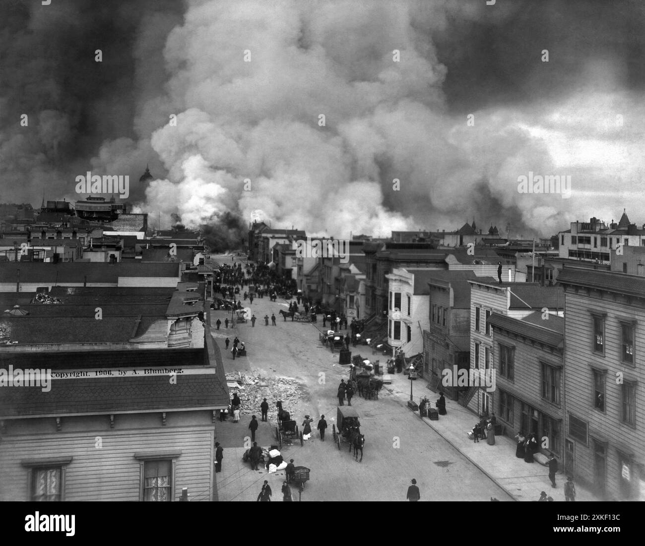 San Francisco, Californie 18 avril 1906 les résidents se préparent à évacuer avec leurs effets personnels alors que le feu de Ham & Eggs brûle sur Gove Street après avoir commencé à partir d'une cheminée endommagée dans une maison à Gough et Hayes Street. Banque D'Images