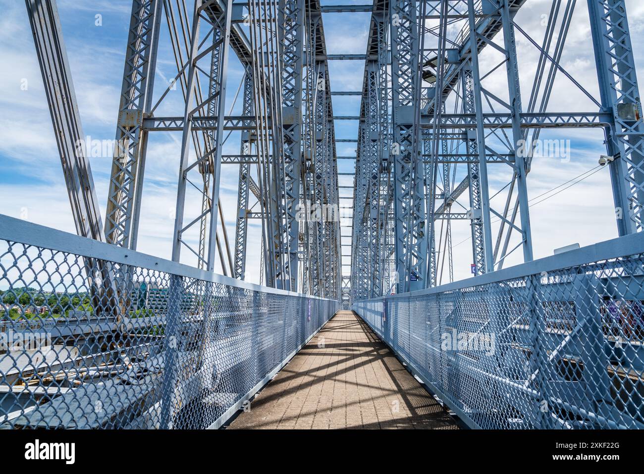 Le Newport Southbank Bridge, également connu sous le nom de Purple People Bridge, relie Newport, Kentucky, au centre-ville de Cincinnati, Ohio Banque D'Images