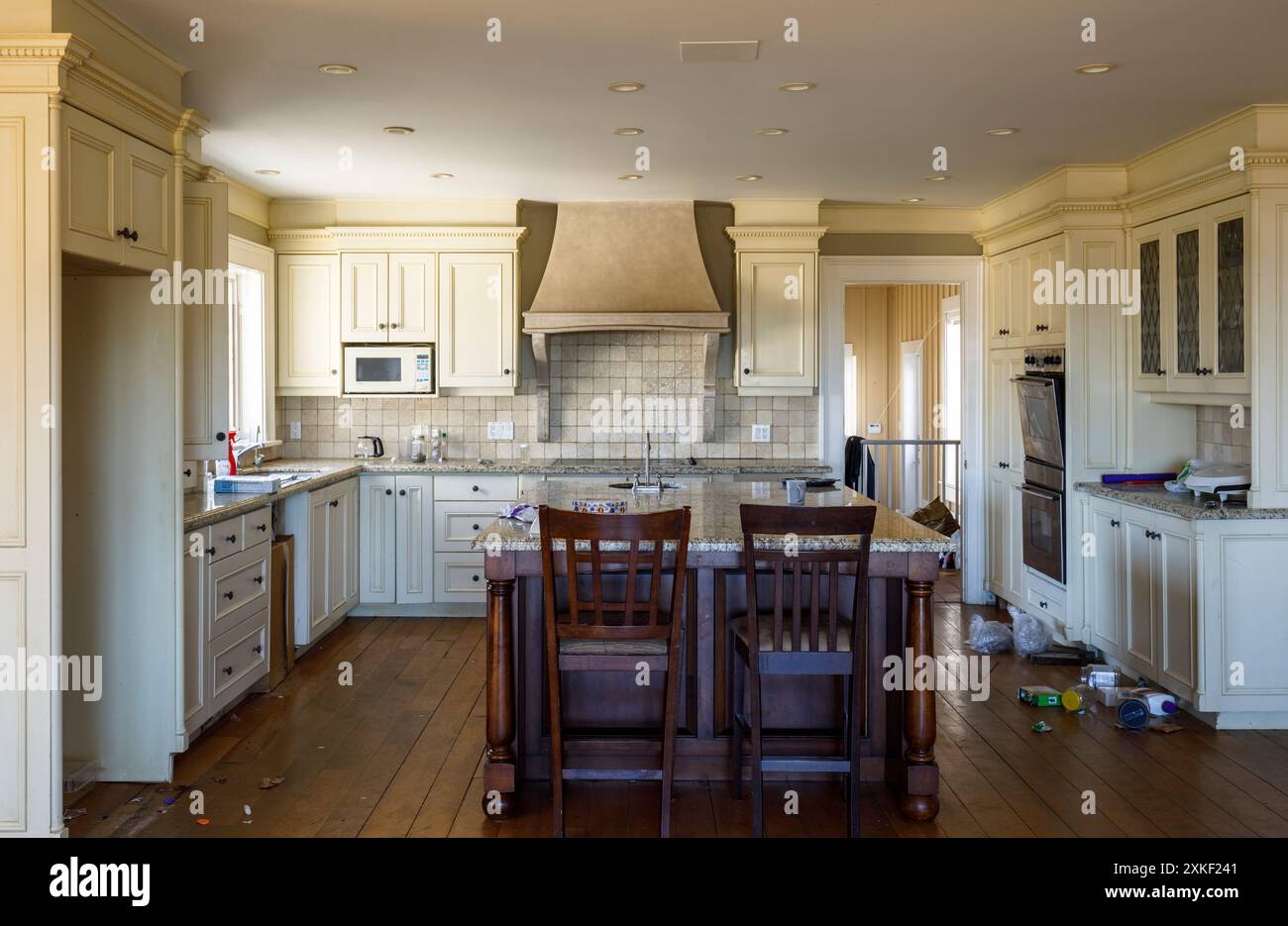 Une cuisine à l'intérieur d'une maison abandonnée. Cette maison a depuis été démolie. Banque D'Images