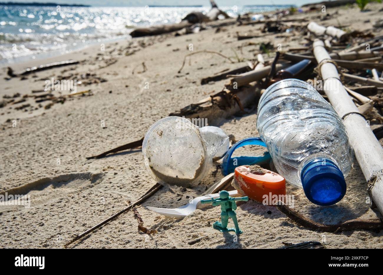 Superbe plage sur Sumatra, éclipsée par la réalité de la pollution moderne. Le contraste de la beauté naturelle avec les plastiques jetés. Environnement. Banque D'Images