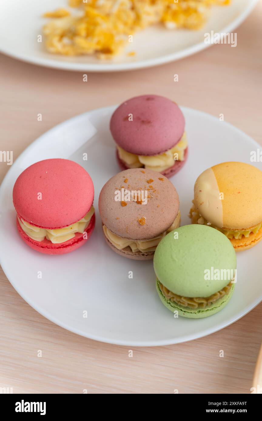 Délicieux petit déjeuner avec flocons d'avoine et macarons. Gros plan. Banque D'Images