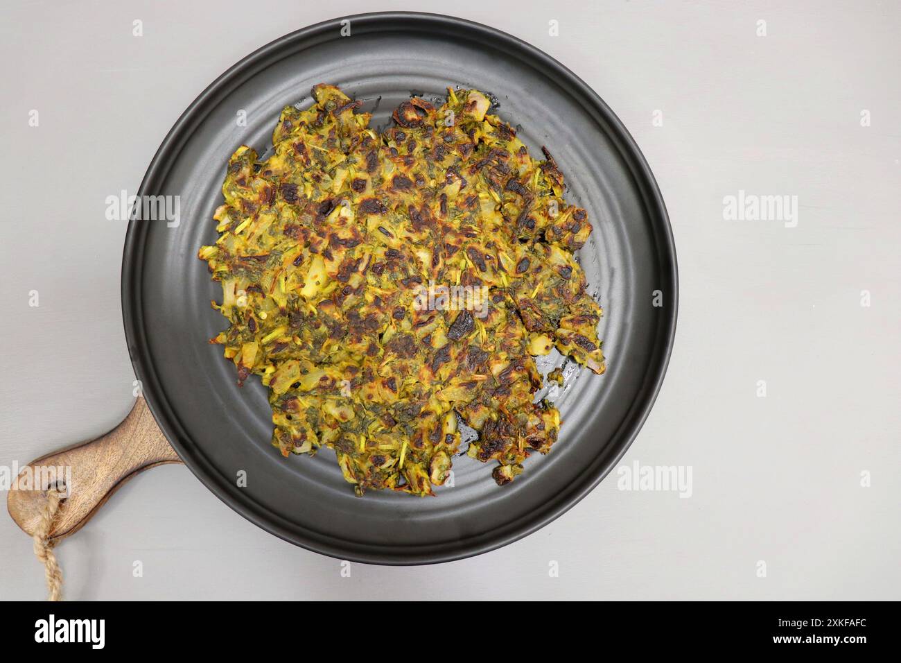 Methi chi Vadi ou Methi Thalipeeth. C'est une collation saine à base de feuilles de fenugrec fraîches, d'oignon, de piment vert et d'épices maison. Thalipeeth. Banque D'Images