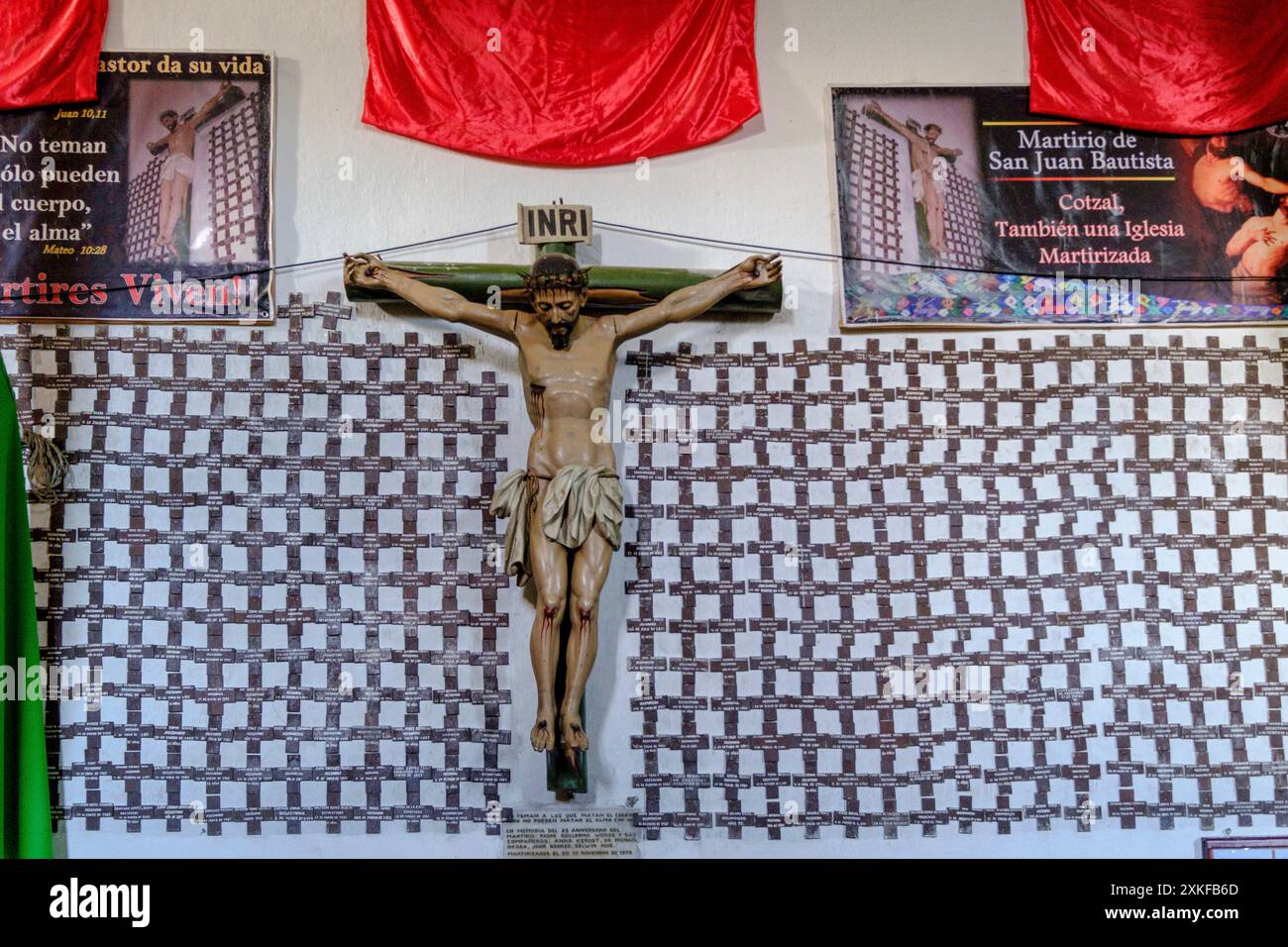 Croix indiquant les noms et les dates de décès des habitants de la ville, victimes du conflit armé interne, église San Juan Cotzal, département de Quiché, triangle d'Ixil, Guatemala. Banque D'Images