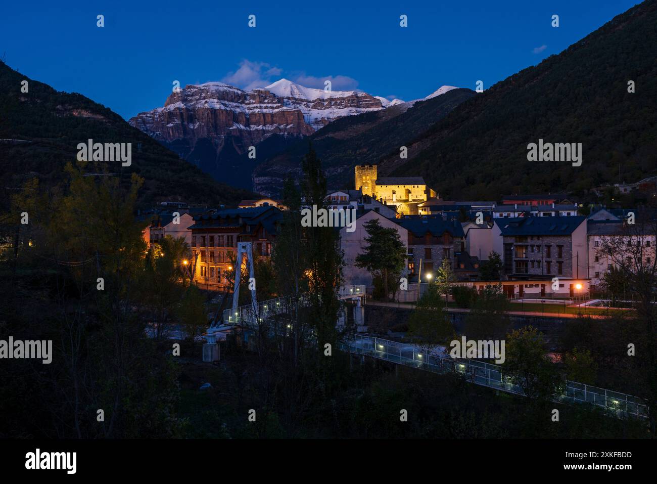 Village de Broto et montagne Mondarruego, parc national d'Ordesa i Monte Perdido, province de Huesca, Aragon. Banque D'Images