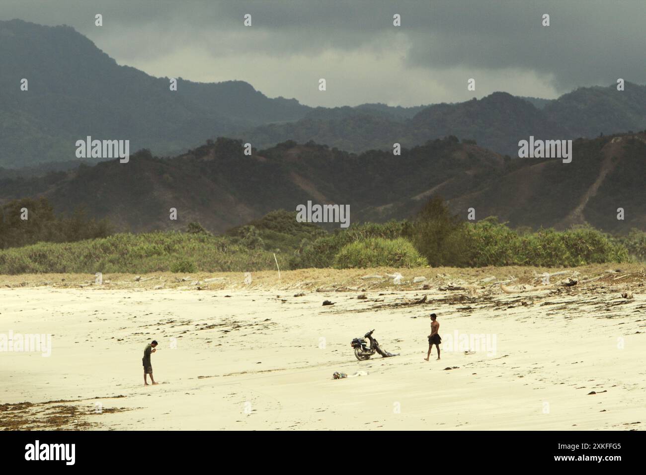 Paysage de plage de sable et de collines sont vus de Kalala à Wula, Wula Waijelu, Sumba est, Nusa Tenggara est, Indonésie. Banque D'Images