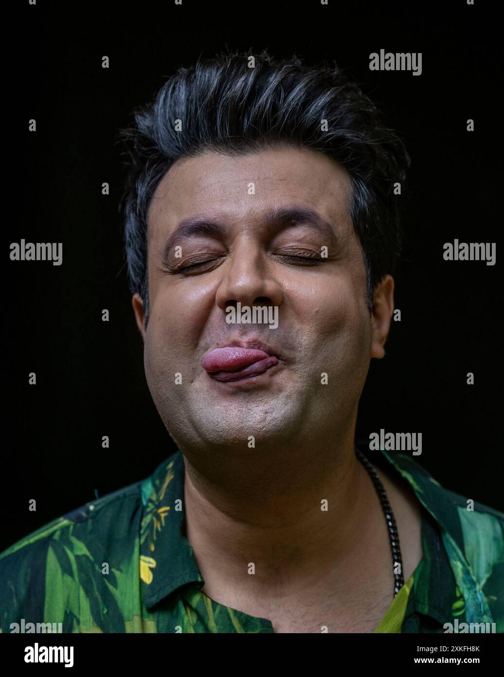 MUMBAI, INDE - 5 JUILLET : (NOTE DE LA RÉDACTION : ceci est une image exclusive de Hindustan Times/Sipa USA) L'acteur et comédien Varun Sharma de Bollywood pose lors d'une interview exclusive avec HT City sur le tournage de la Journée mondiale de l'Emoji à Andheri, le 5 juillet 2024 à Mumbai, en Inde. Le jeune homme de 34 ans, qui a récemment été vu dans le film Wild Wild Punjab, dit qu'en plus de l'emoji cœur, il utilise aussi l'emoji yeux roulants assez fréquemment. (Photo de Satish Bate/Hindustan Times/Sipa USA ) Banque D'Images