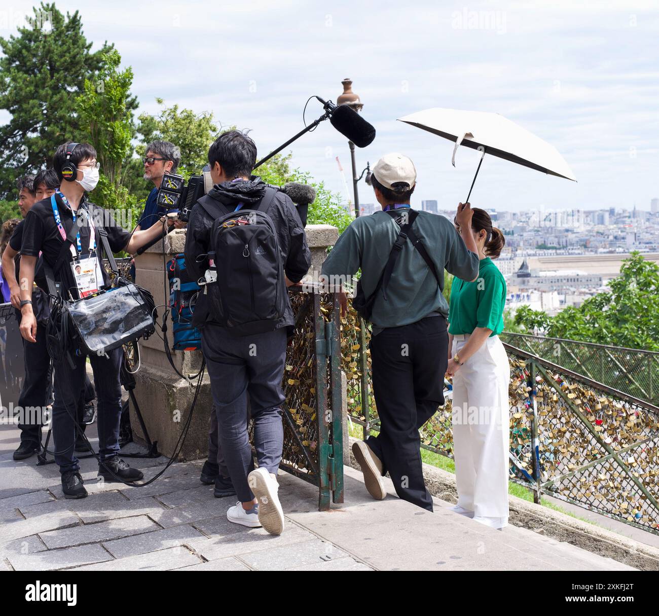 Paris, France 07.22.2024. Une équipe de caméras interviewe une dame dans les escaliers de Montmartre, et rend compte des prochains Jeux Olympiques à Paris Banque D'Images