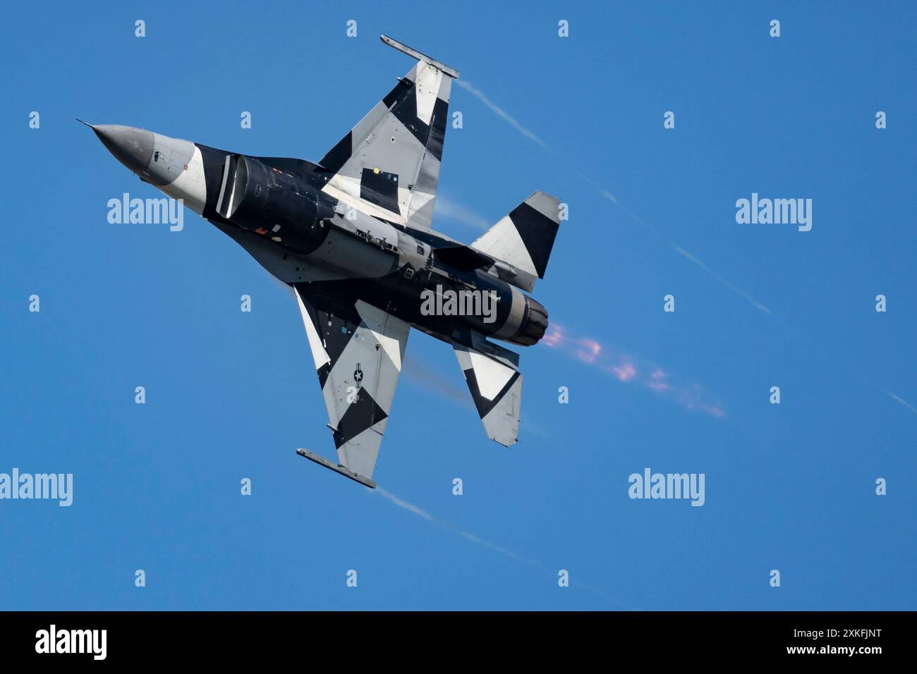 Un Faucon de combat F-16 de l'US Air Force de l'équipe de démonstration F-16 de la Pacific Air Forces joue lors des portes ouvertes Arctic Thunder à joint base Banque D'Images