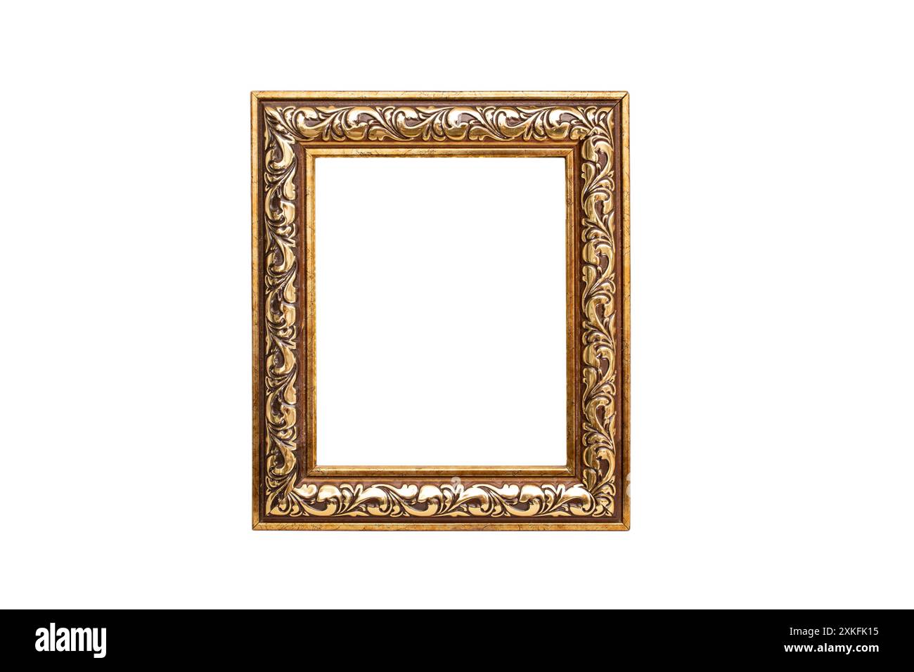 Cadre en bois vide avec des ornements peints en or isolé sur fond blanc, portrait Banque D'Images