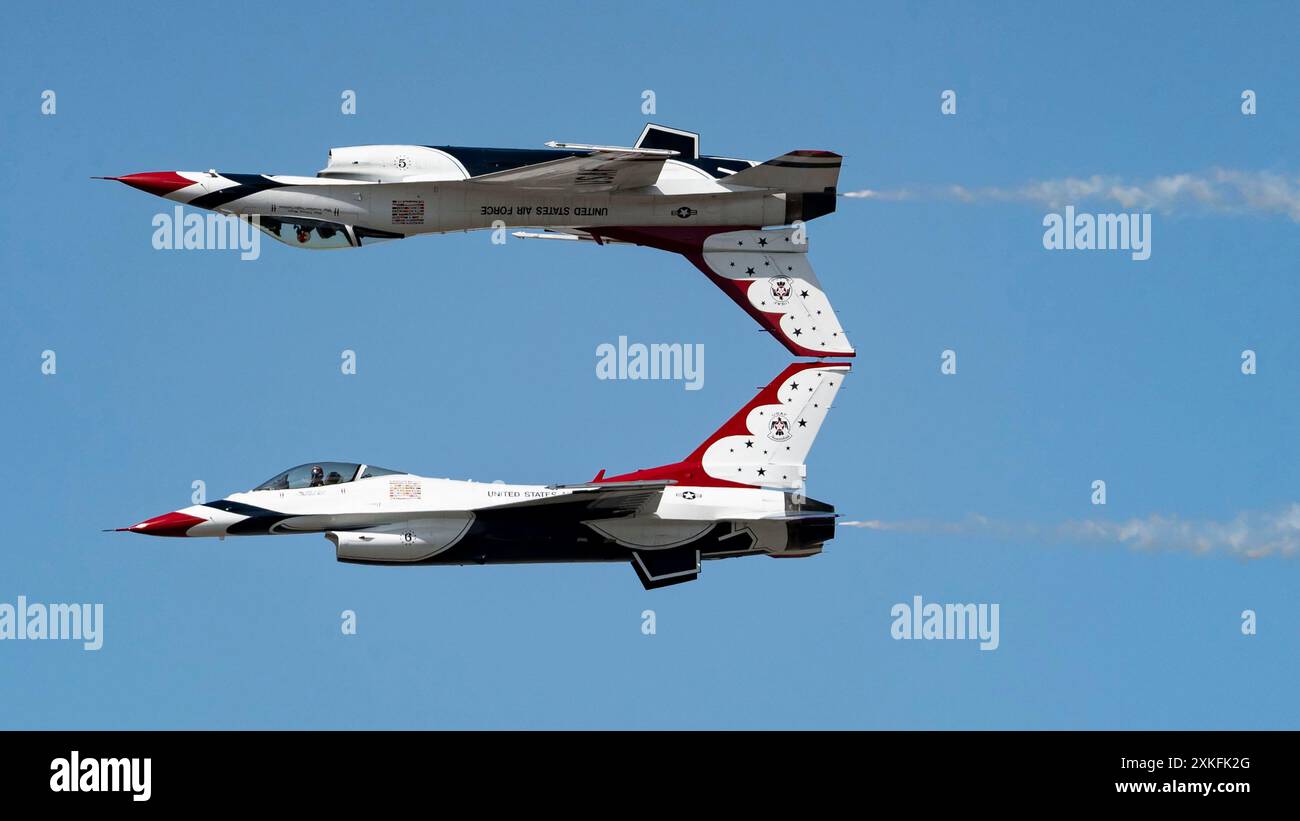 L’escadron « Thunderbirds » de démonstration aérienne de la United States Air Force se produit lors de la journée portes ouvertes sur le tonnerre arctique à la base conjointe Elmendorf-Richardson Banque D'Images