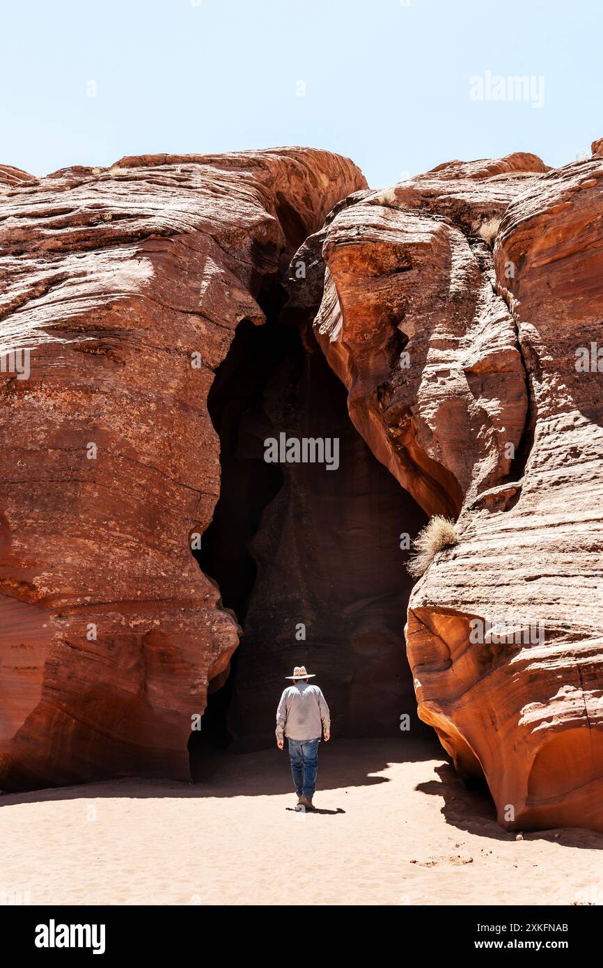 Homme amérindien entrant dans le Upper Antelope Canyon, nation Navajo, Arizona, États-Unis Banque D'Images
