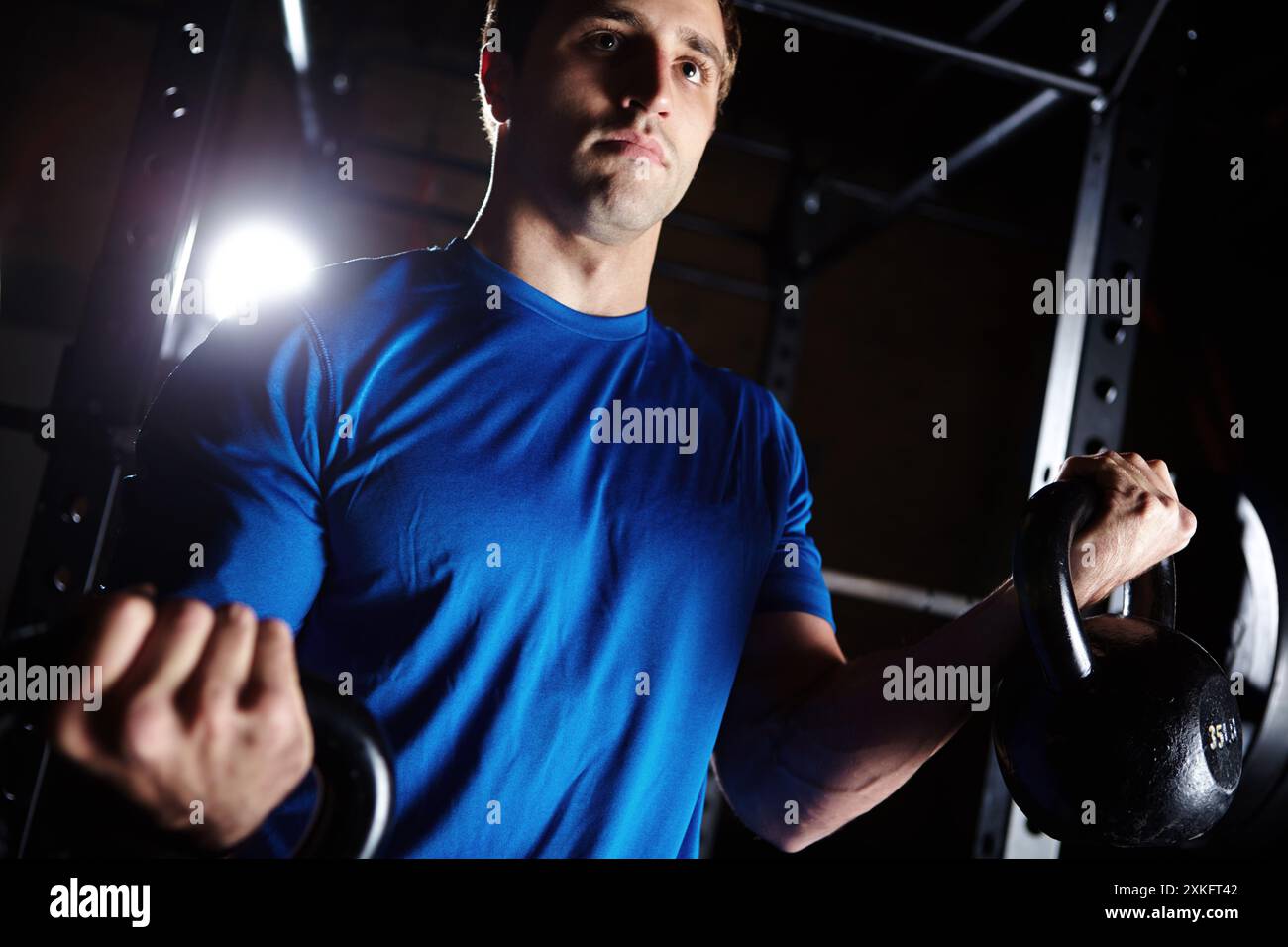 Athlète, entraînement et biceps curl dans la salle de gym pour la remise en forme avec kettlebell pour les bras, la croissance et le développement musculaire. Homme, entraînement et défi de puissance avec Banque D'Images