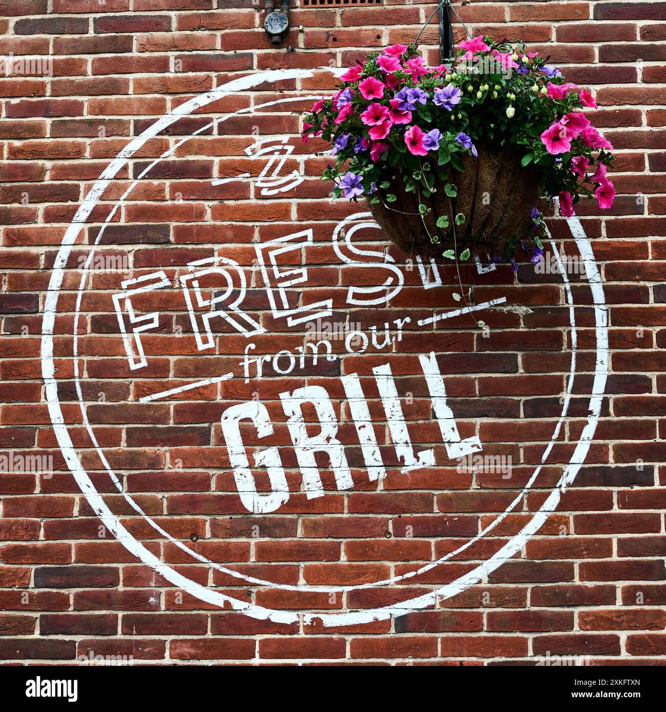 Logo de pubs sizzling et panier suspendu sur le mur du pub Banque D'Images