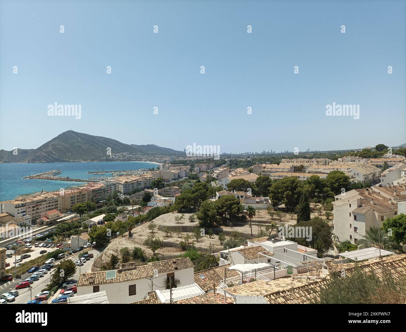 Vues panoramiques de la côte d'Altea avec la montagne Morro de Toix, Alicante, Espagne. Banque D'Images