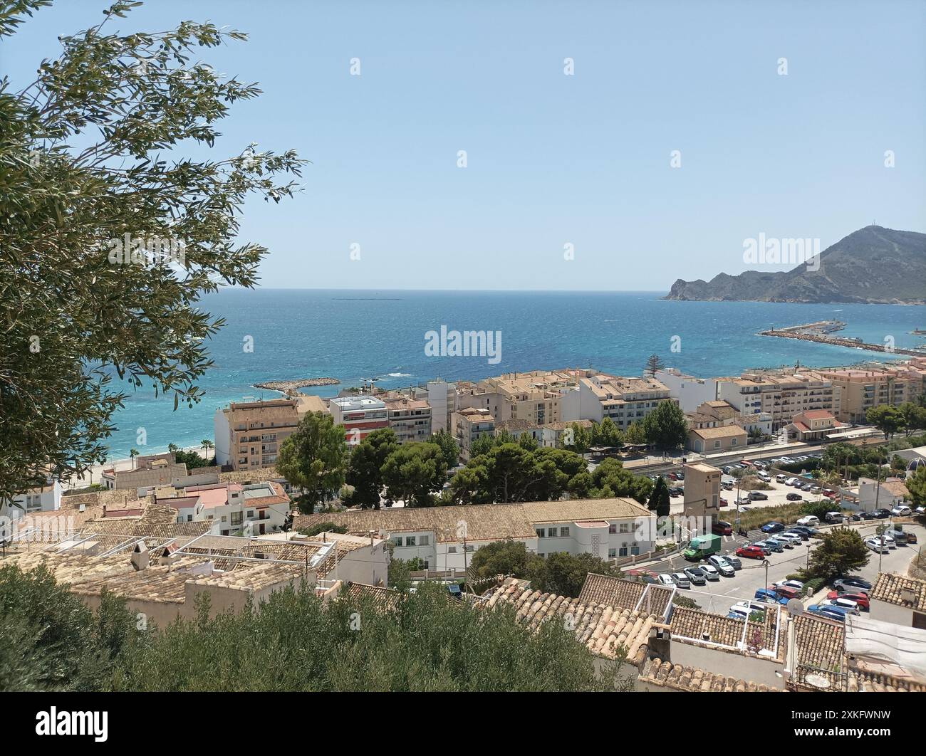 Vues panoramiques de la côte d'Altea avec la montagne Morro de Toix, Alicante, Espagne. Banque D'Images