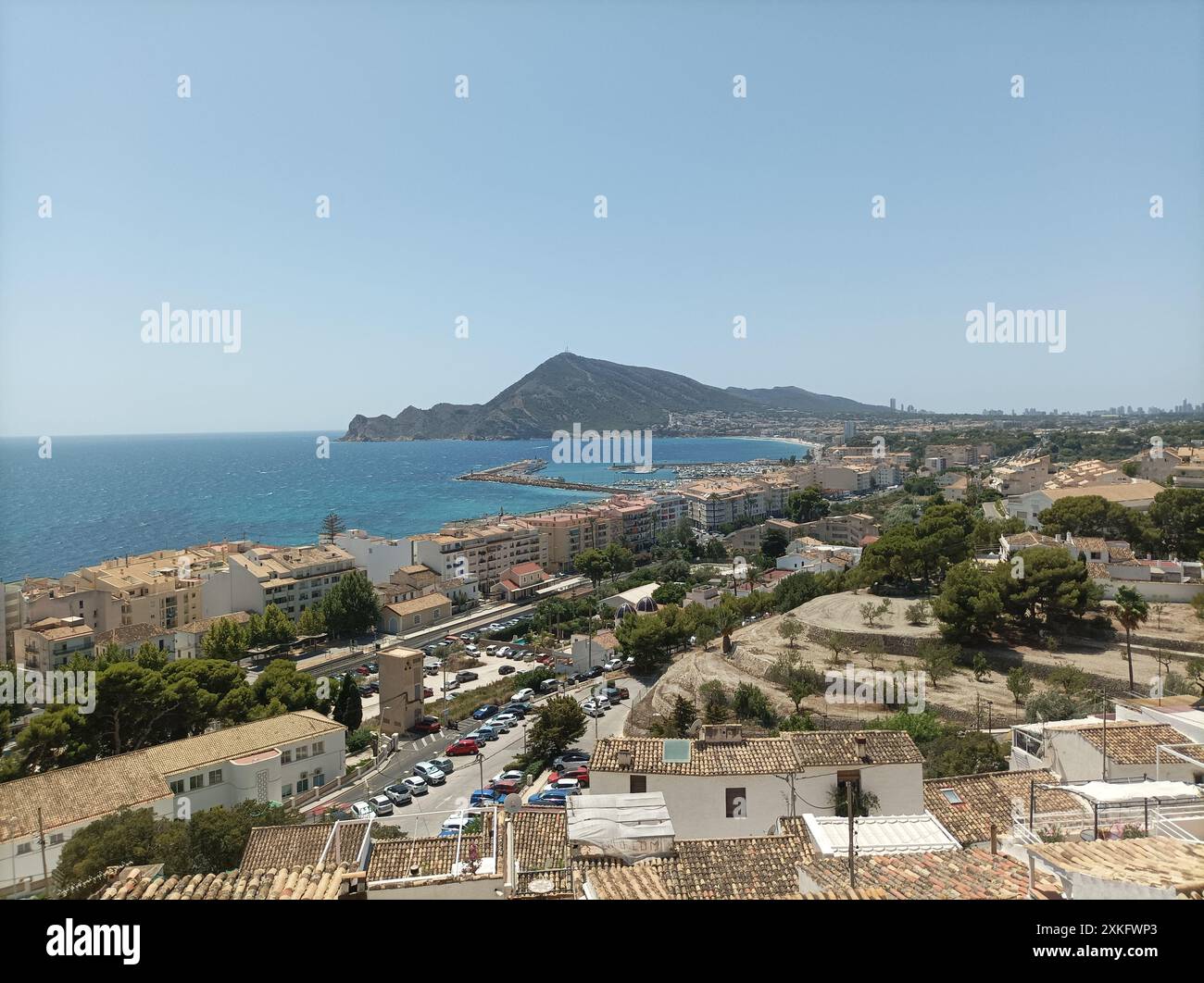 Vues panoramiques de la côte d'Altea avec la montagne Morro de Toix, Alicante, Espagne. Banque D'Images